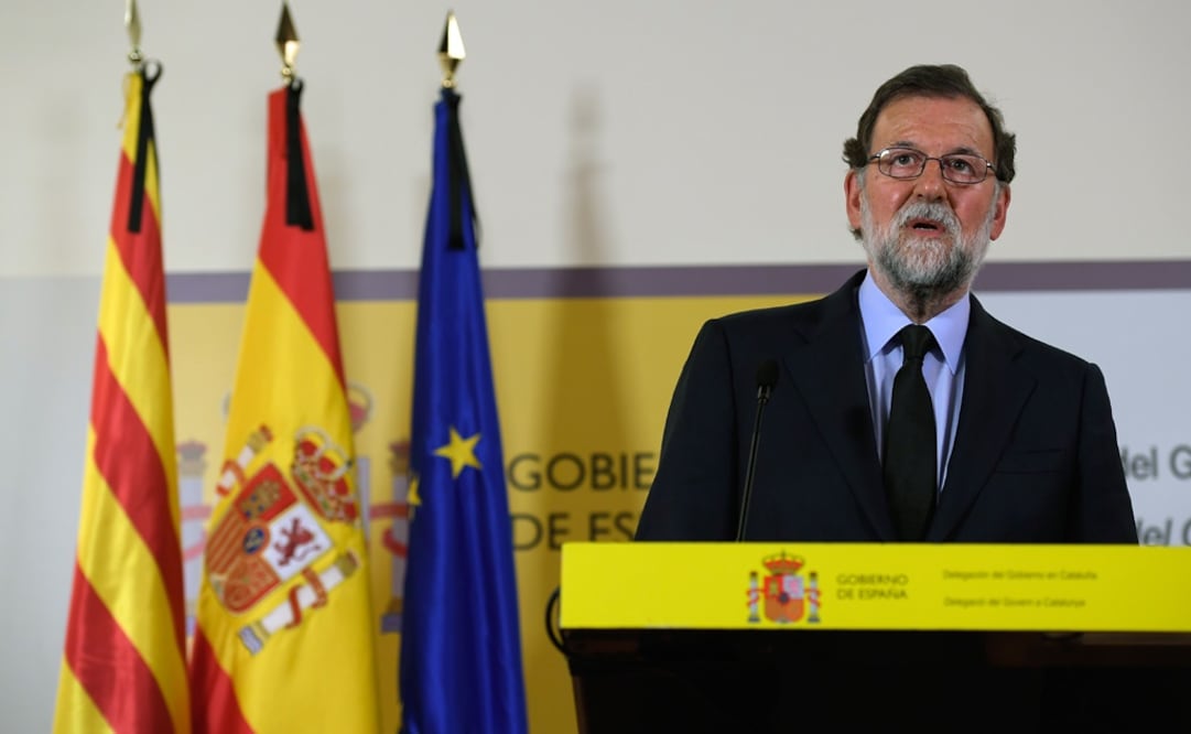 El presidente del Gobierno, Mariano Rajoy, durante la declaración institucional realizada en la Delegación del Gobierno en Cataluña tras el atentando terrorista en Barcelona (Foto: AFP)