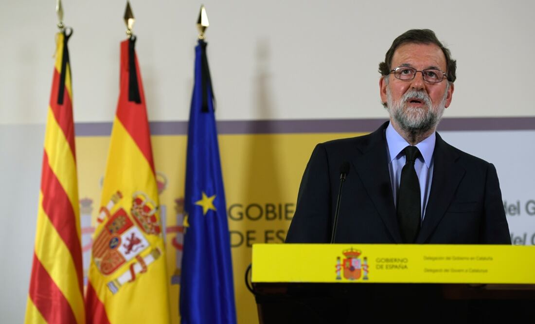 El presidente del Gobierno, Mariano Rajoy, durante la declaración institucional realizada en la Delegación del Gobierno en Cataluña tras el atentando terrorista en Barcelona (Foto: AFP)