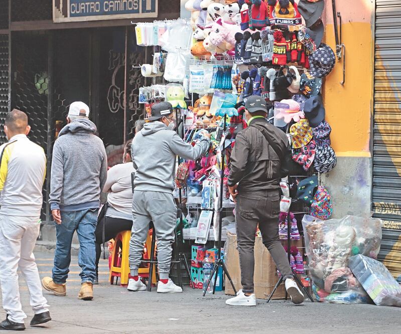 Sobre José María Pino Suárez se instalaron los puestos ambulantes; otros se dedican a torear a las autoridades. BERENICE FREGOSO. EL UNIVERSAL