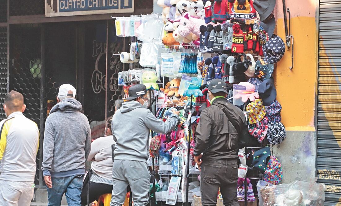 Sobre José María Pino Suárez se instalaron los puestos ambulantes; otros se dedican a torear a las autoridades. BERENICE FREGOSO. EL UNIVERSAL