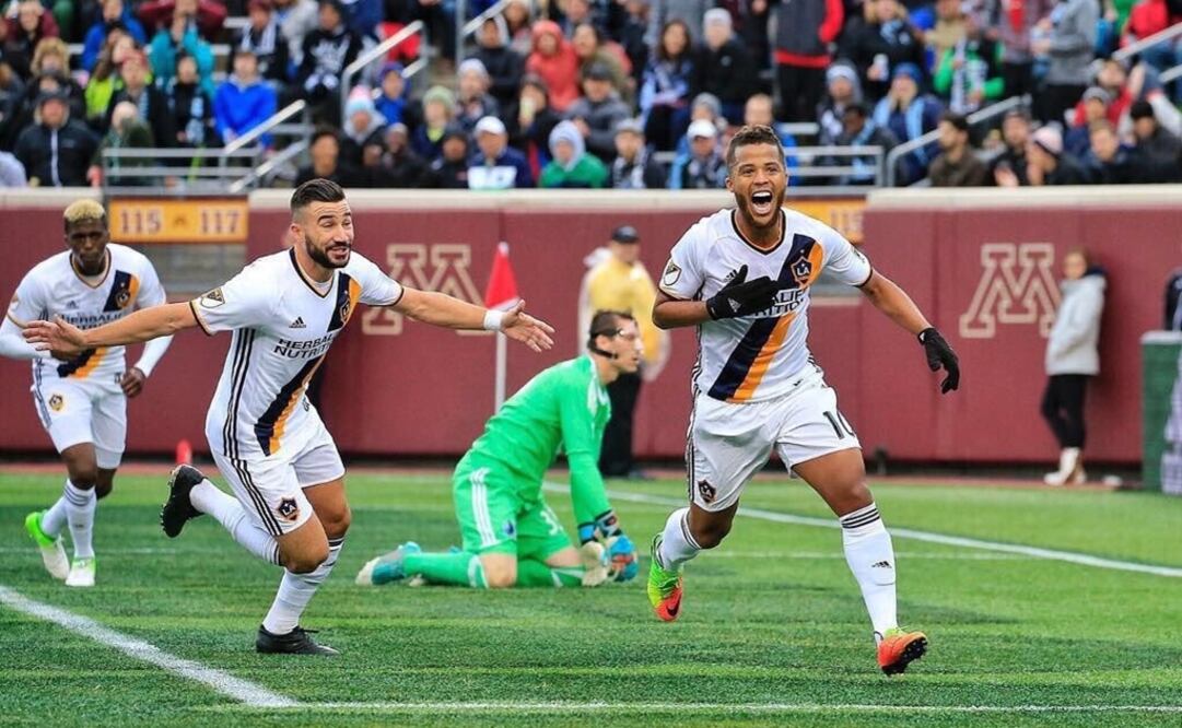 Twitter (@OficialGio) Gio dos Santos celebrando un gol 
