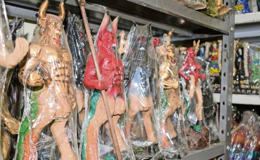 En algunos locales ofrecen representaciones del diablo, aunque su
vendedor rechaza la idea de que este demonio sólo signifique maldad. Foto: Santiago Cadena / EL UNIVERSAL