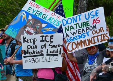 "ICE fuera de las tierras sagradas"; protestan durante visita de Trump al centro Alligator Alcatraz para migrantes
