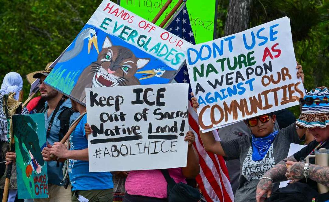 Manifestantes con pancartas protestan contra la visita del presidente estadounidense Donald Trump a un centro de detención de migrantes, conocido como "Alligator Alcatraz", ubicado en el antiguo Aeropuerto de Entrenamiento y Transición Dade-Collier en Ochopee, Florida, el 1 de julio de 2025. Trump visita un centro de detención de migrantes en un pantano de Florida infestado de reptiles, conocido como "Alligator Alcatraz". Trump asistirá a la inauguración del centro de 5.000 camas, ubicado en un aeródromo abandonado en los humedales de los Everglades, como parte de su expansión de las deportaciones de migrantes indocumentados, según informó su portavoz. Foto: AFP