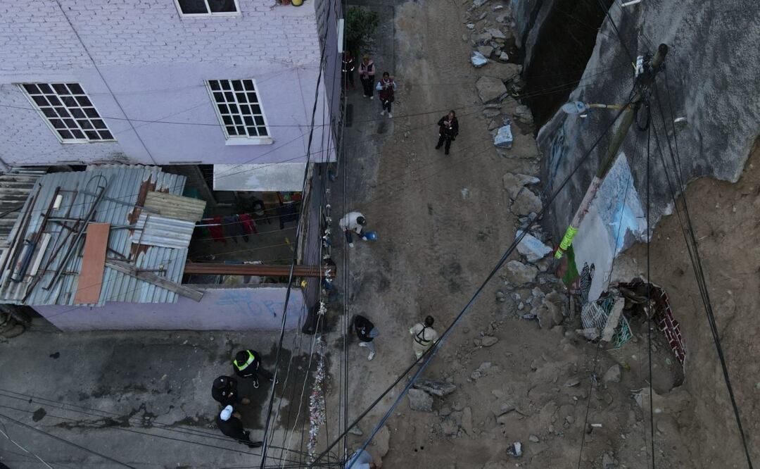 Deslizamiento de tierra afecta viviendas en Álvaro Obregón; evacúan a 15 personas tras desprendimiento. Foto: Especial