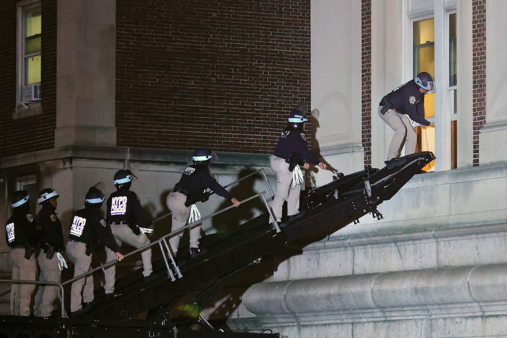Oficiales de la policía de Nueva York con equipo antidisturbios irrumpieron esta noche en un edificio de la Universidad de Columbia. Foto: AFP