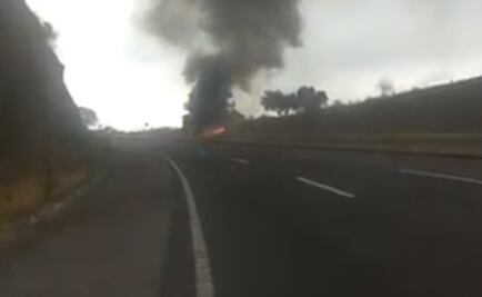 Cierran autopista México-Puebla por camioneta incendiada