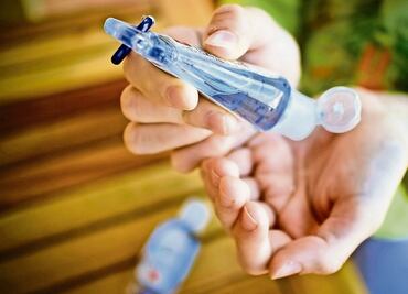 Gel antibacterial, aprobado por la OMS para el Covid, también desactiva la viruela del mono