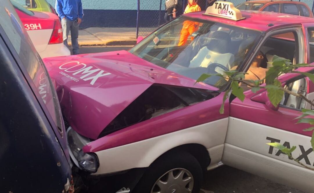 Policías capitalinos solicitaron el apoyo de un ambulancia. (Fotografía: Especial)
