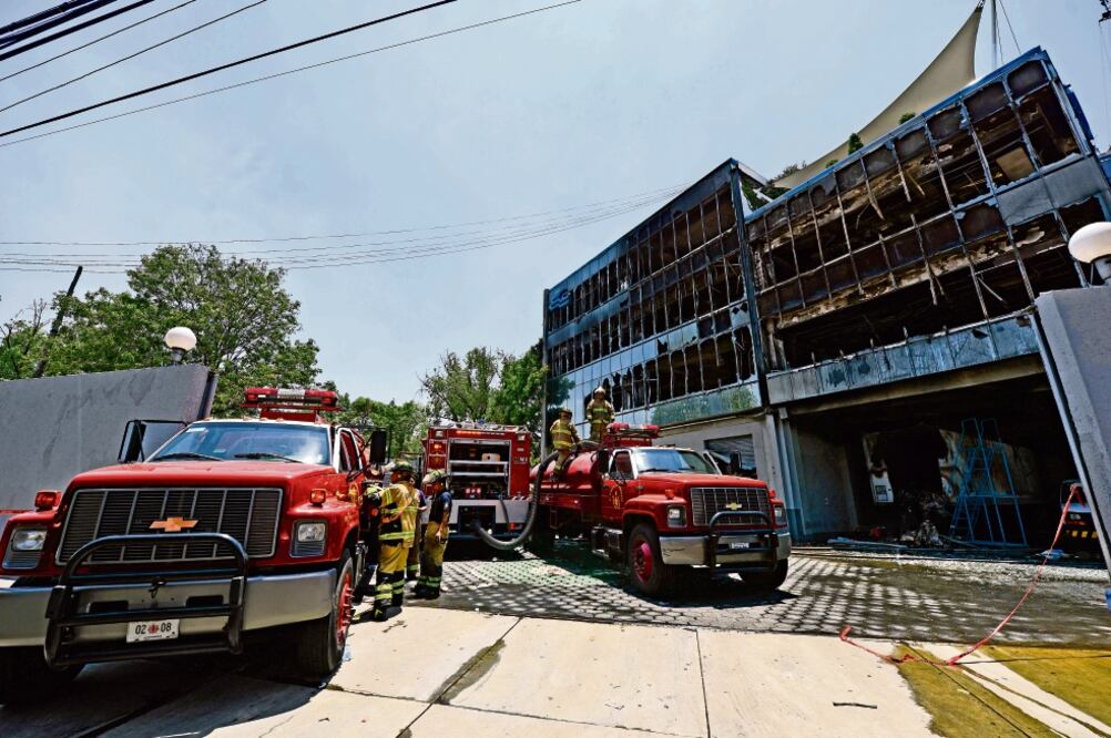 Cuatro pipas, siete camionetas, seis carros-bomba, seis unidades especiales, dos auto-escala y 80 bomberos acudieron a sofocar las llamas (GUILLERMO PEREA. EL UNIVERSAL)