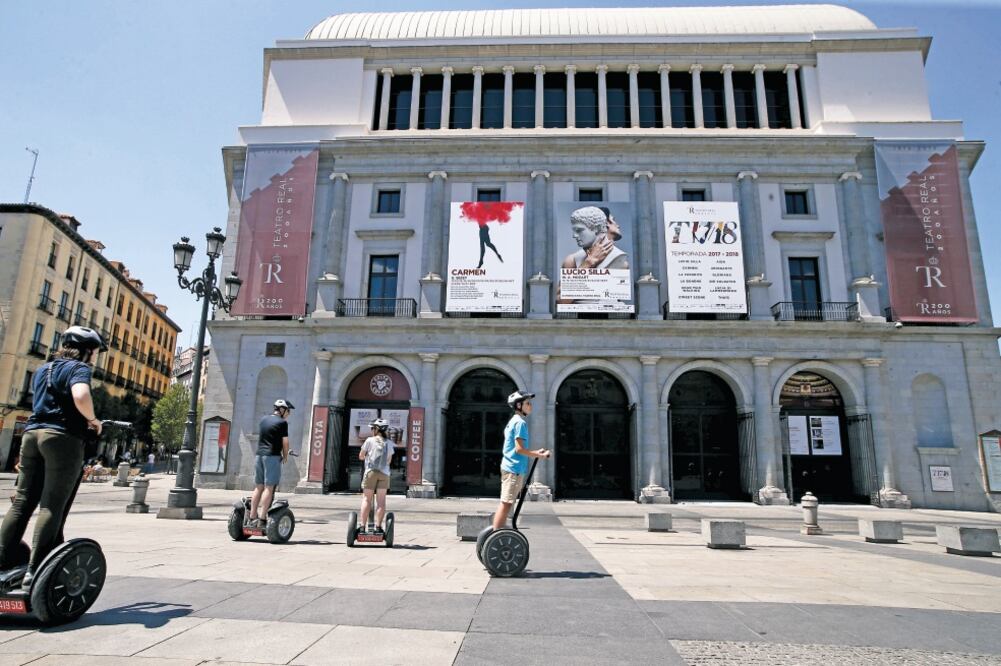 En España, los ciudadanos se quejan de que la sobreexplotación del turismo eleva los alquileres, además, la llegada de visitantes ha propiciado ataques de un pequeño grupo de izquierda. (JUAN CARLOS ROJAS. EL UNIVERSAL)