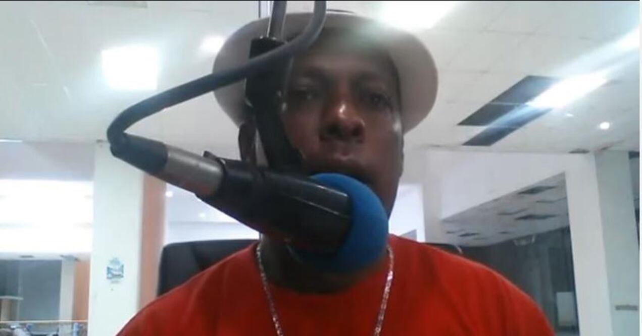 Miembros de la policía dominicana investigan las instalaciones de la radio-emisora FM 103.5 Foto:EFE