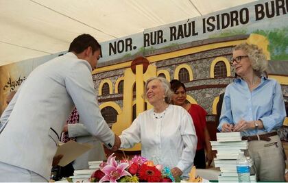 Apadrinan intelectuales a generación de Ayotzinapa