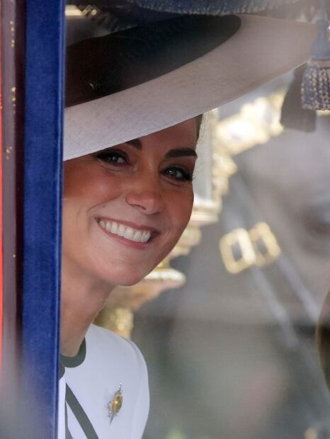La británica Kate, princesa de Gales, viaja en el carruaje hasta la ceremonia Trooping the Color en Horse Guards Parade, Londres, el sábado 15 de junio de 2024. Foto: AP
