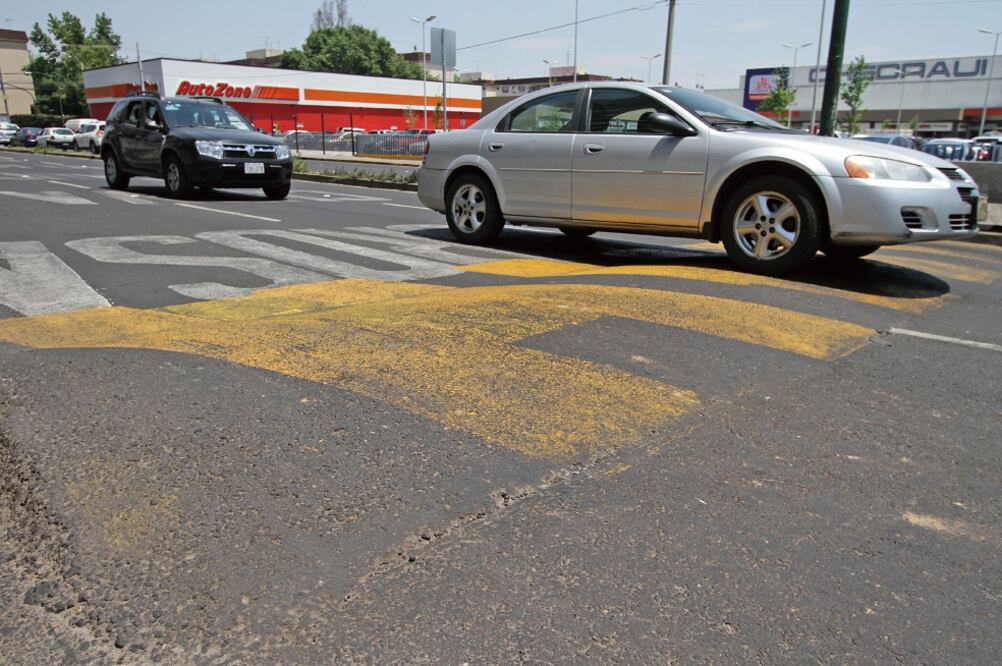 En la Ciudad de México hay cerca de 30 mil topes y estudios de la UNAM comprueban que los mismos generan mayor polución (CARLOS MEJÍA. EL UNIVERSAL)