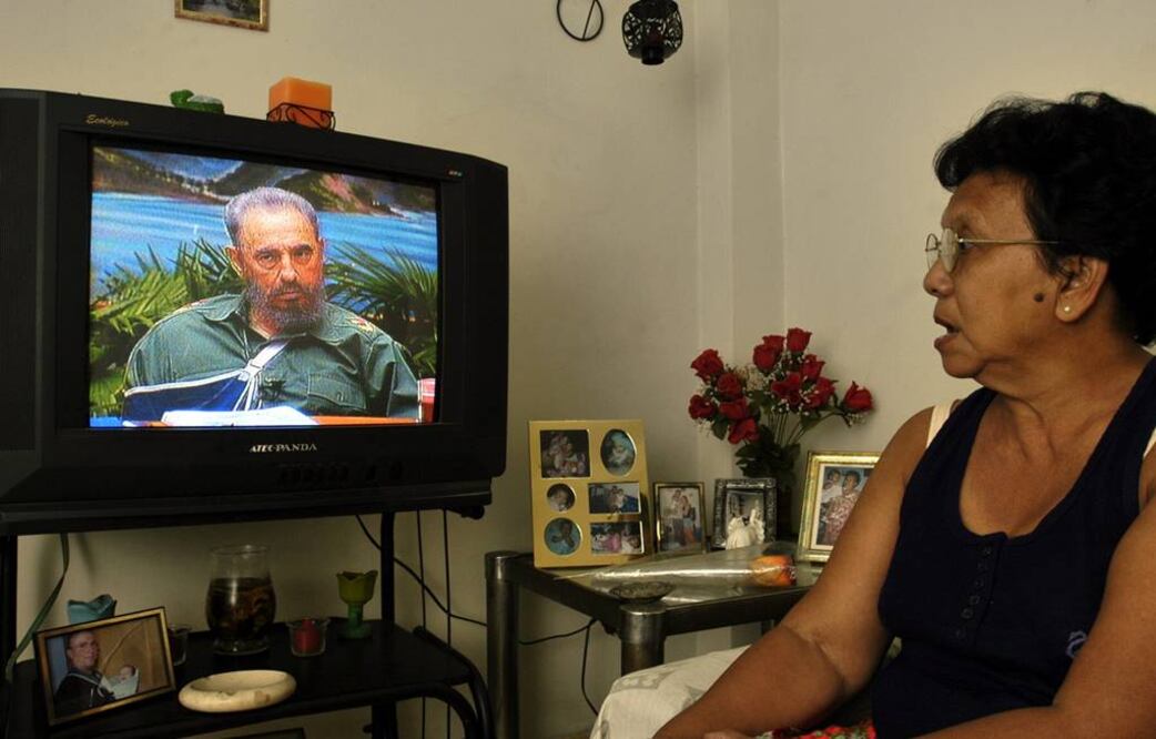 Luego de su tropiezo, Fidel Castro reapareció con un vendaje en el brazo y en silla de ruedas (Foto: Archivo)