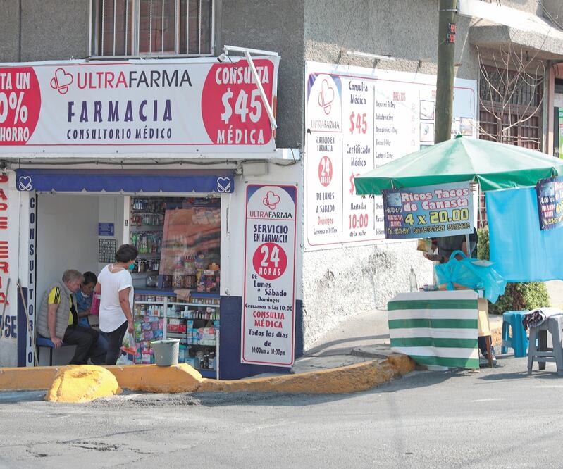 De acuerdo con un censo, existen mil 561 farmacias que ofrecen servicio médico y muchas veces son el primer contacto con los casos de coronavirus. ADRIANA HERNÁNDEZ. EL UNIVERSAL