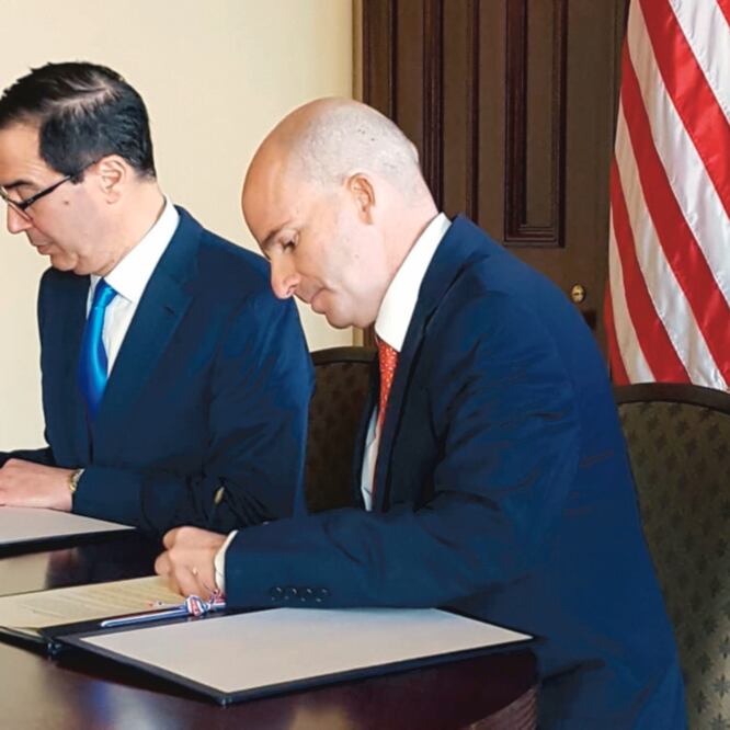 Steve Mnuchin, secretario del Tesoro de EU, y el titular de Hacienda y Crédito Público, José Antonio González Anaya, al firmar el nuevo memorando. Foto: CORTESÍA