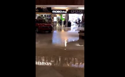 Centro comercial se inunda en Jalisco mientras ¡músicos tocan tema de “Titanic”!