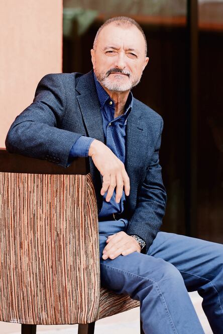El escritor español Arturo Pérez-Reverte cumplió con Falcó su sueño de escribir una novela de espías; ya trabaja en la segunda aventura del protagonista. FOTO: JUAN BOITES. EL UNIVERSAL