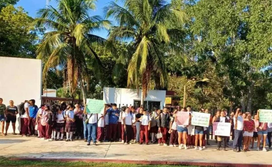 Toman instalaciones de una secundaria en Yucatán por falta de maestros (01/10/2025). Foto: Especial