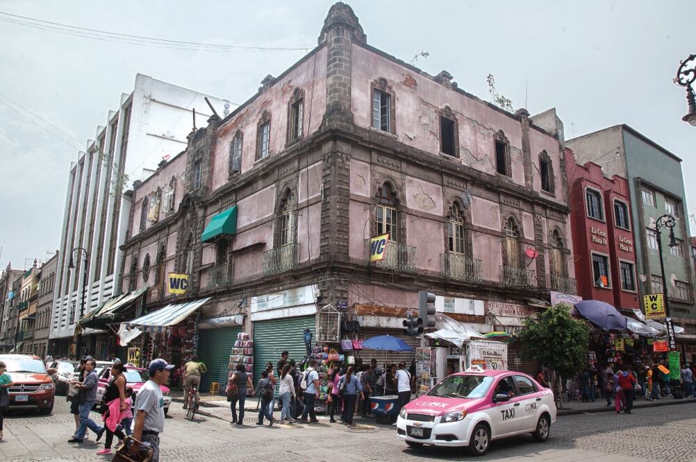 En el predio ubicado en la calle Donceles, esquina con Del Carmen, hay un edificio viejo donde más de 17 familias viven. Sus habitantes aseguraron que no conocen a los dueños dijeron que los han intentado desalojar en varias ocasiones (GERMÁN ESPINOSA)