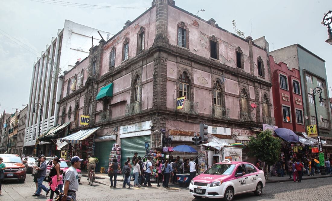 En el predio ubicado en la calle Donceles, esquina con Del Carmen, hay un edificio viejo donde más de 17 familias viven. Sus habitantes aseguraron que no conocen a los dueños dijeron que los han intentado desalojar en varias ocasiones (GERMÁN ESPINOSA)