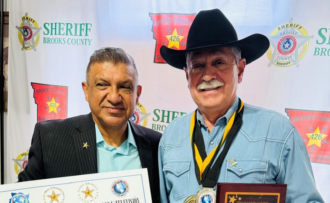 El Sheriff, hijo de padres mexicanos, fue reconocido por Pablo Antonio Castro Zavala, presidente de la Confederación Internacional de Morelenses y Migrantes Mexicanos (CIMMM), por su labor como buscador de cuerpos de migrantes en las zonas áridas de Falfurrias, considerada la segunda frontera entre México y Estados Unidos. Foto: Especial