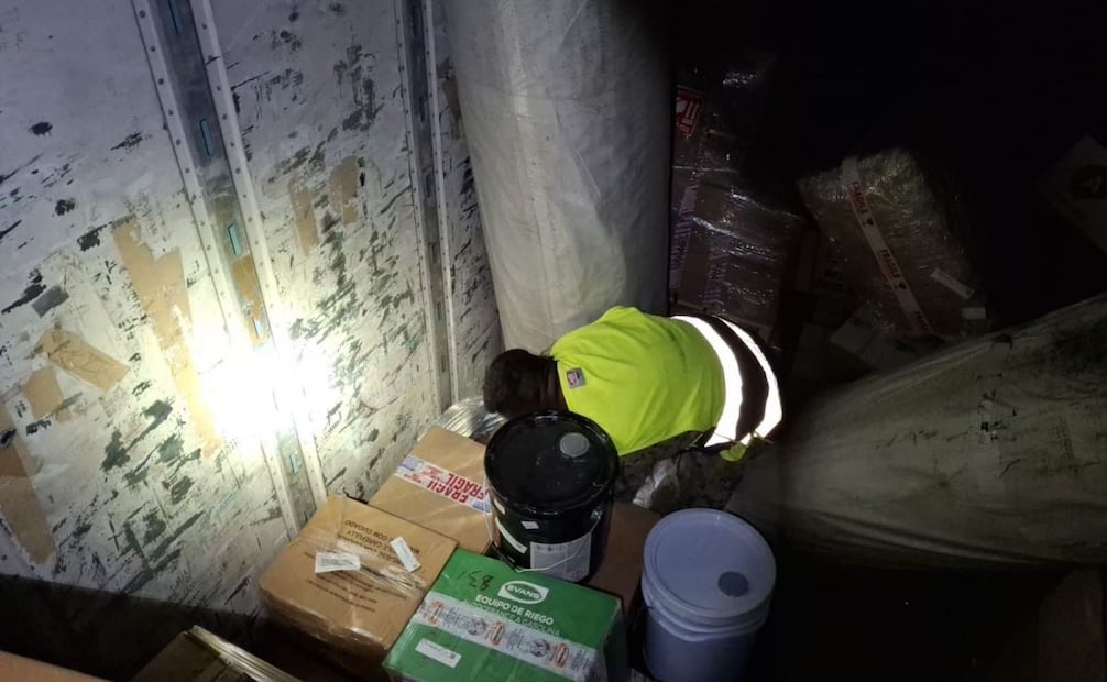 Elementos de Semar aseguraron 100 litros de precursor químico, en el recinto portuario de Topolobampo, Sinaloa. Foto: Especial