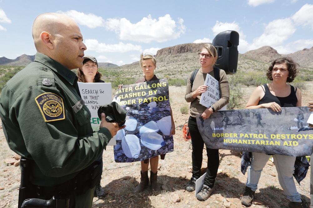 Integrantes de una organización de ayuda humanitaria a los inmigrantes se manifiestan frente a elementos de la Patrulla Fronteriza estadounidense, en la zona de Nogales-Arizona, en abril pasado (LUIS CORTÉS. EL UNIVERSAL)