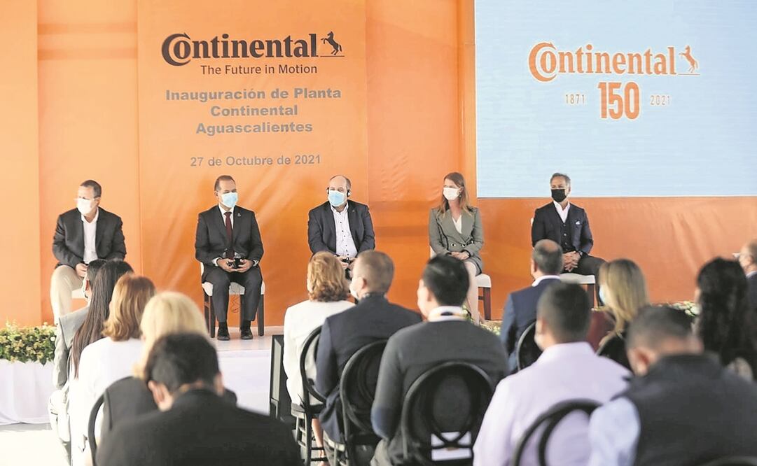El gobernador Martín Orozco Sandoval acompañado de directivos de Continental encabezó la ceremonia de arranque de la factoría. Foto: ESPECIAL