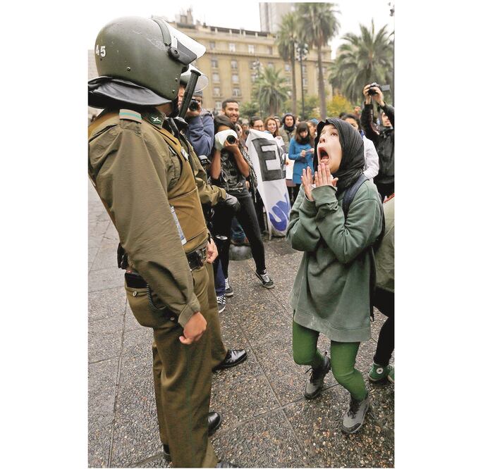 Jóvenes chilenos protestan contra la reforma educativa de Michelle Bachelet