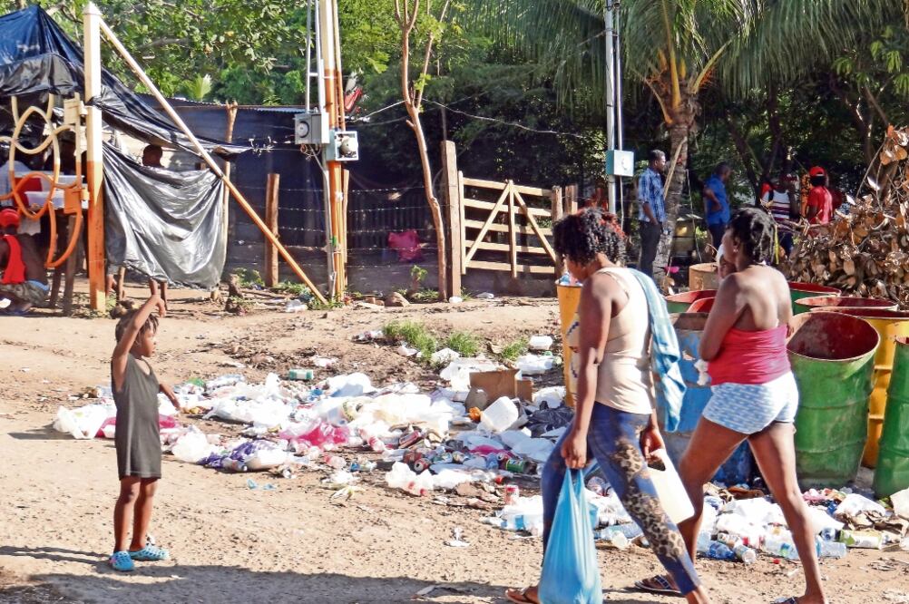 Dos africanas o haitianas que son parte de los más de 2 mil migrantes irregulares que permanecen retenidos contra su voluntad en el lado costarricense de Peña s Blancas (JOSÉ MELÉNDEZ. EL UNIVERSAL)
