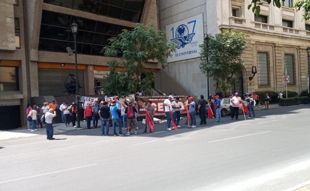 La CNTE se manifestó afuera de EL UNIVERSAL. Foto: Andrea Cruz / EL UNIVERSAL