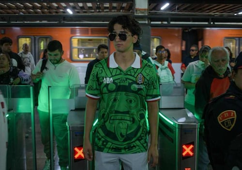 Varios aficionados mostraban su boleto de última hora. Foto: Santiago Cadena / EL UNIVERSAL