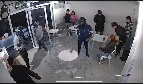 Motociclistas armados someten y roban con violencia a clientes y dueño de negocio en Jiutepec, Morelos 