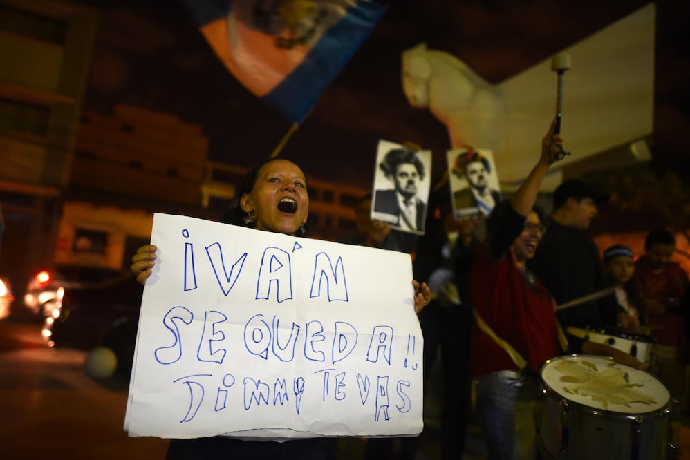 Un grupo de personas se manifiesta a favor del abogado colombiano Iván Velásquez (Foto: EFE)