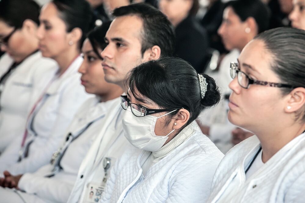 Una enfermera usa un cubrebocas en el arranque de la Semana Nacional de Salud. Ante el aumento en los casos de influenza, el subsecretario de Prevención y Promoción de la Salud, Pablo Kuri, llamó a seguir las medidas preventivas (YADÍN XOLALPA)