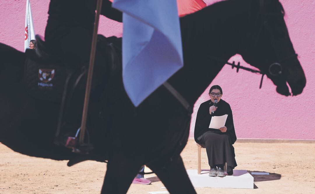 Abramović realiza en La Cuadra performance
La explanada de la finca creada por Luis Barragán fue el escenario para que la artista dictara su manifiesto. Foto: de Berenice Fregoso. El Universal