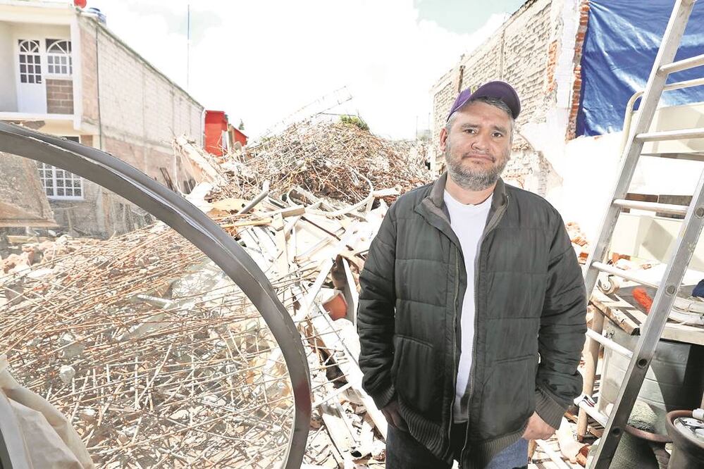 Hugo ayudó a su madre, que es de la tercera edad, a salir de la casa; tuvo que patear la puerta (FOTOS: IRVIN OLIVARES. EL UNIVERSAL)