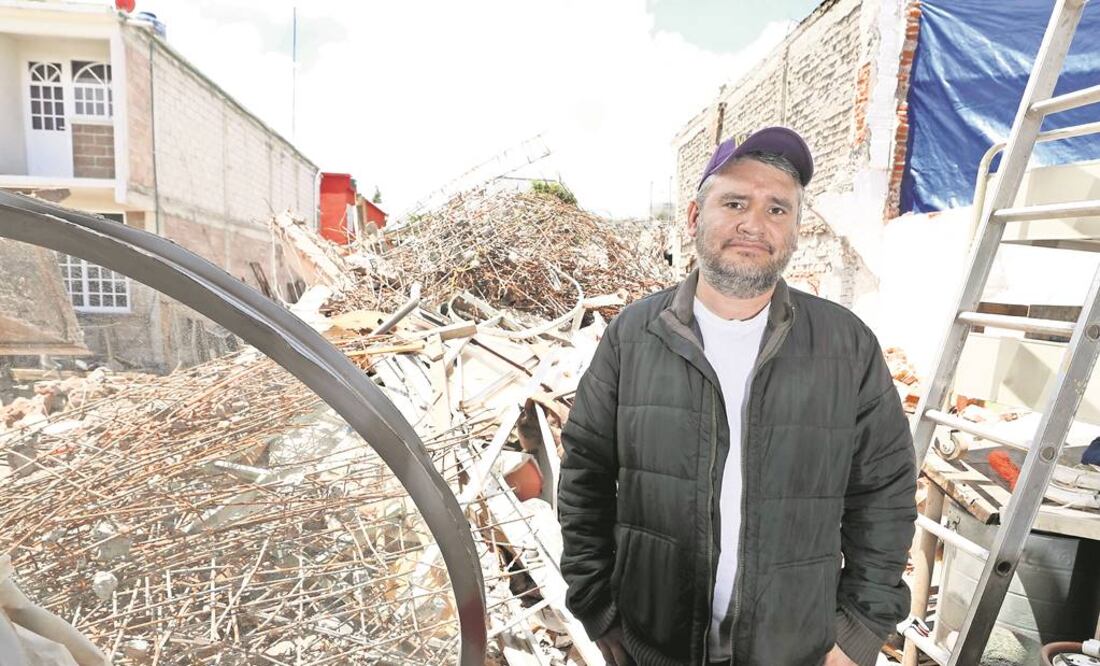Hugo ayudó a su madre, que es de la tercera edad, a salir de la casa; tuvo que patear la puerta (FOTOS: IRVIN OLIVARES. EL UNIVERSAL)
