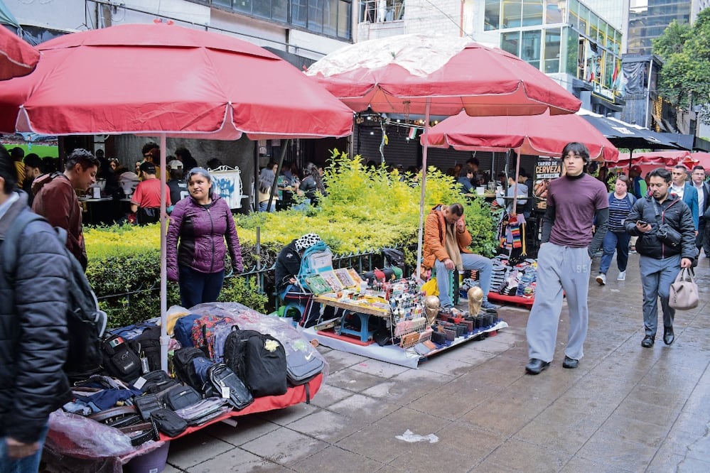 En la calle Génova se venden productos como mochilas hasta artículos relativos al Mundial. Foto: Santiago Cadena / EL UNIVERSAL