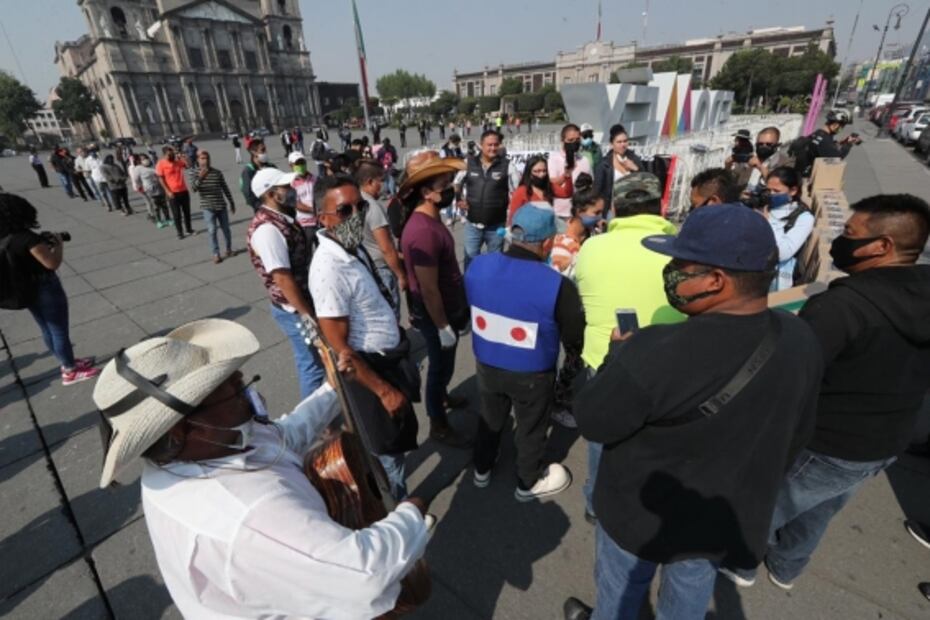 Entregan despensas a músicos, artistas callejeros y payasos que quedaron sin trabajo