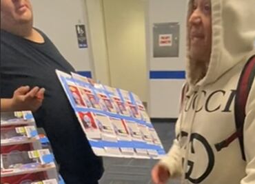 VIDEO: Rey Mysterio se niega a firmar autógrafos a un fan; este es el motivo