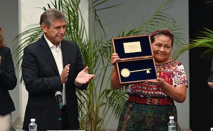 Rigoberta Menchú recibe llaves como huésped distinguido de Cuernavaca
