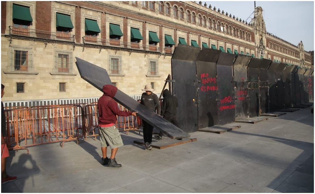 Retiran las vallas de Palacio Nacional. Foto: Carlos Mejía/EL UNIVERSAL