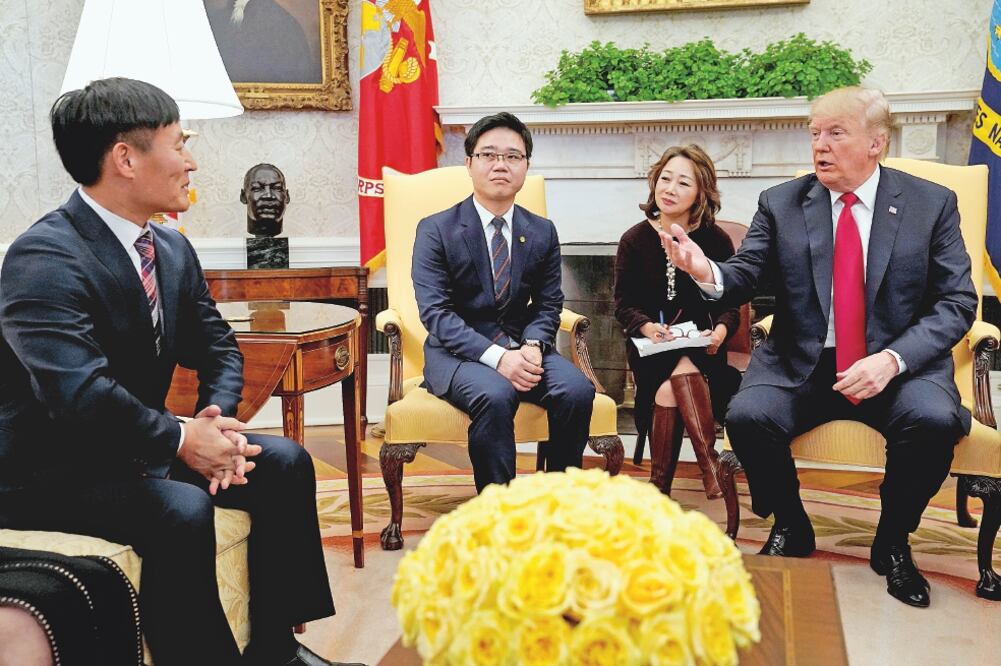 El presidente estadounidense, Donald Trump, se reunió ayer con norcoreanos desertores del régimen, en la Oficina Oval de la Casa Blanca. El encuentro tiene gran carga simbólica en medio de las tensiones entre Washington y Pyongyang. (YURI GRIPAS. REUTERS)