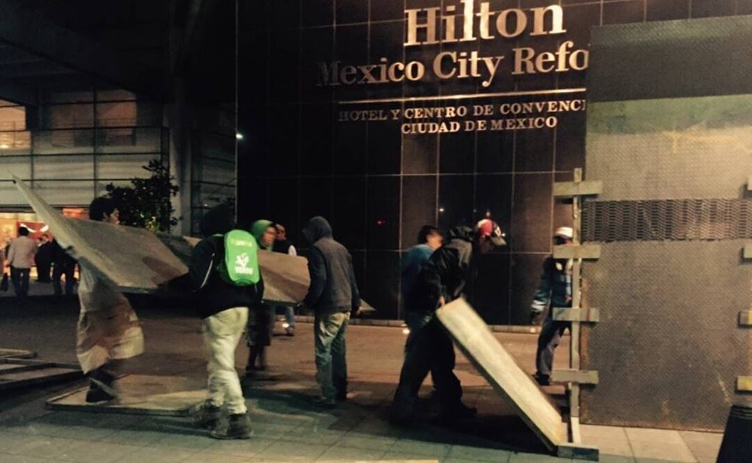 Alistan protecciones sobre avenida Juárez. Fotografía de Jorge Serratos EL UNIVERSAL