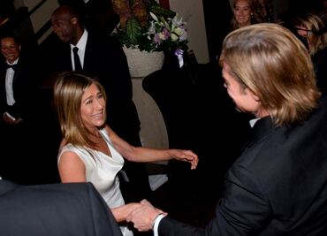 Brad Pitt detiene conferencia para ver a Jennifer Aniston