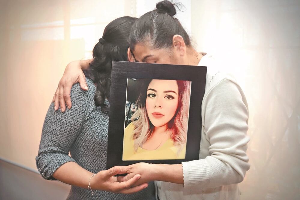 Antelma Vargas, madre de Ingrid, señala que las autoridades no le han dado a su familia la atención necesaria tras el feminicidio de su hija y la exhibición de las fotos de su cuerpo. Foto: BERENICE FREGOSO. EL UNIVERSAL